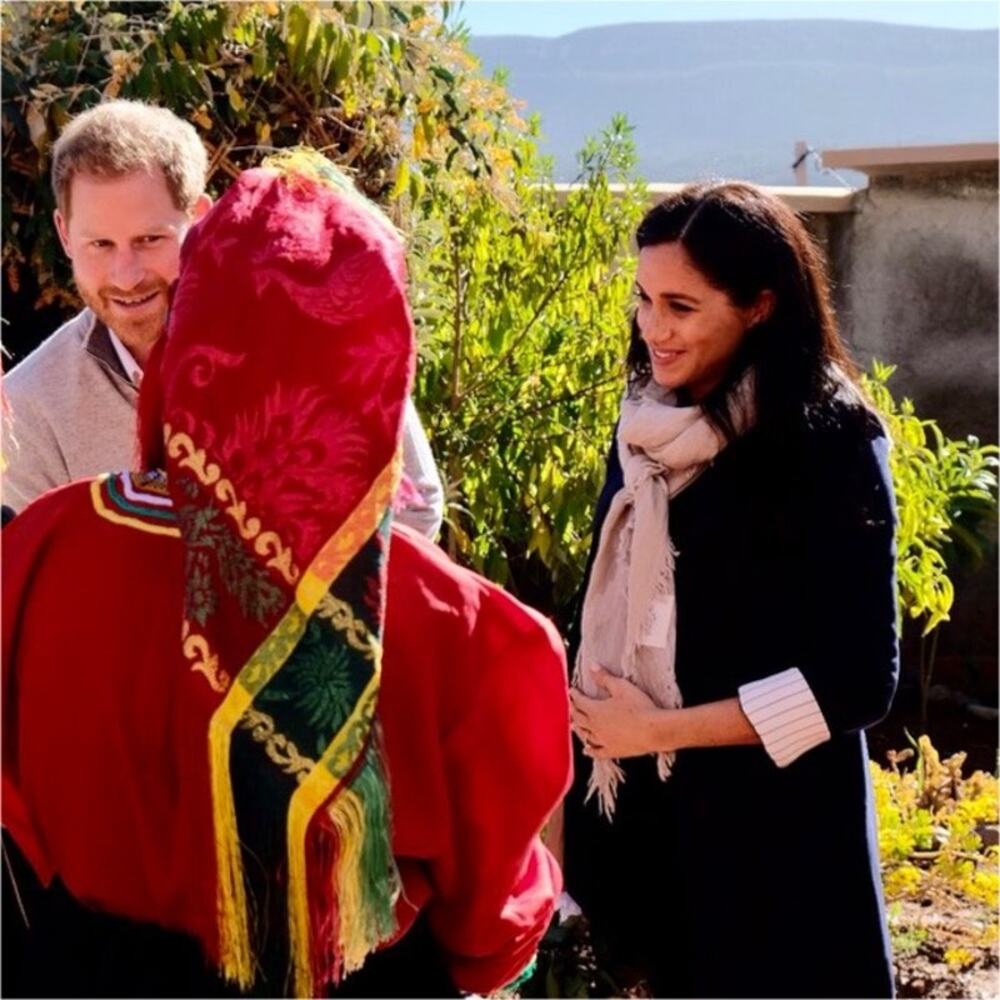 ARITZIA WILFRED Wool Diamond Mosaic Triangle Scarf Beige/Cream ASO Meghan Markle